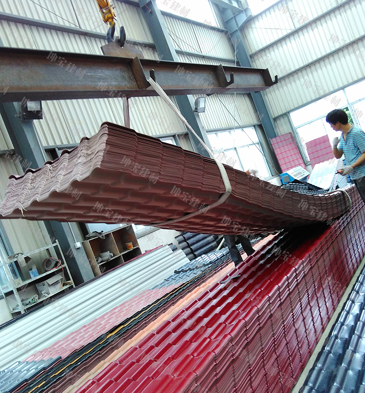 趕制出的樹脂瓦產(chǎn)品正在裝貨發(fā)往各地