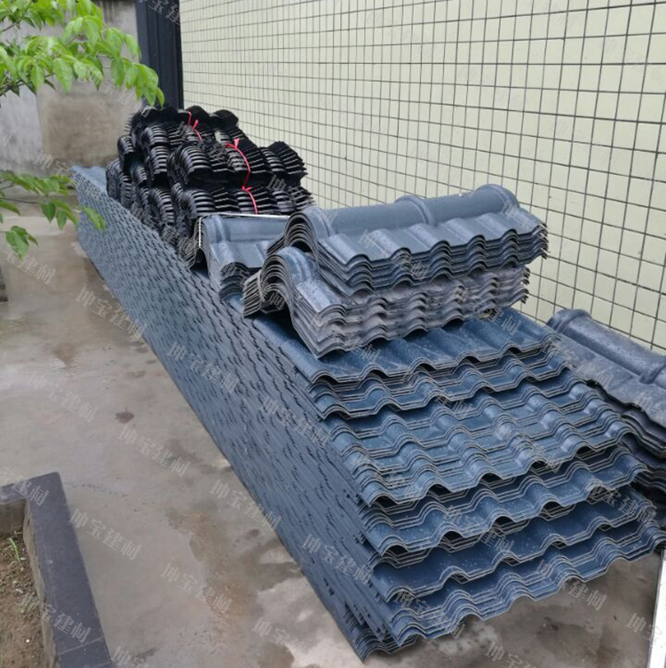 堆放的樹(shù)脂瓦