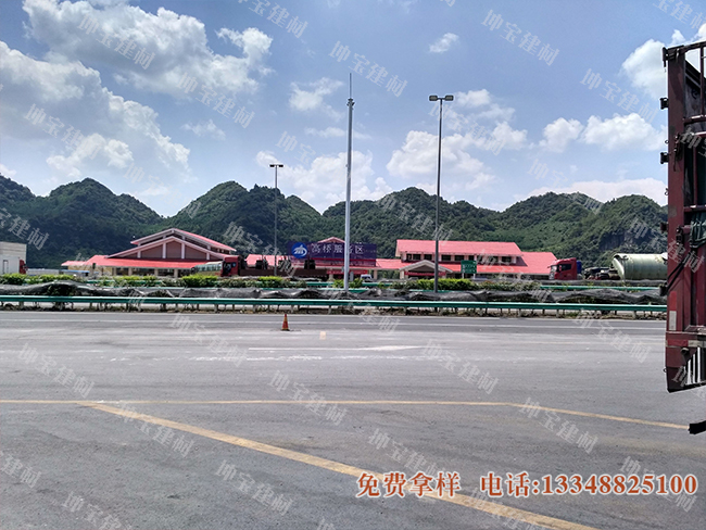 使用了樹脂瓦的高速服務區(qū)