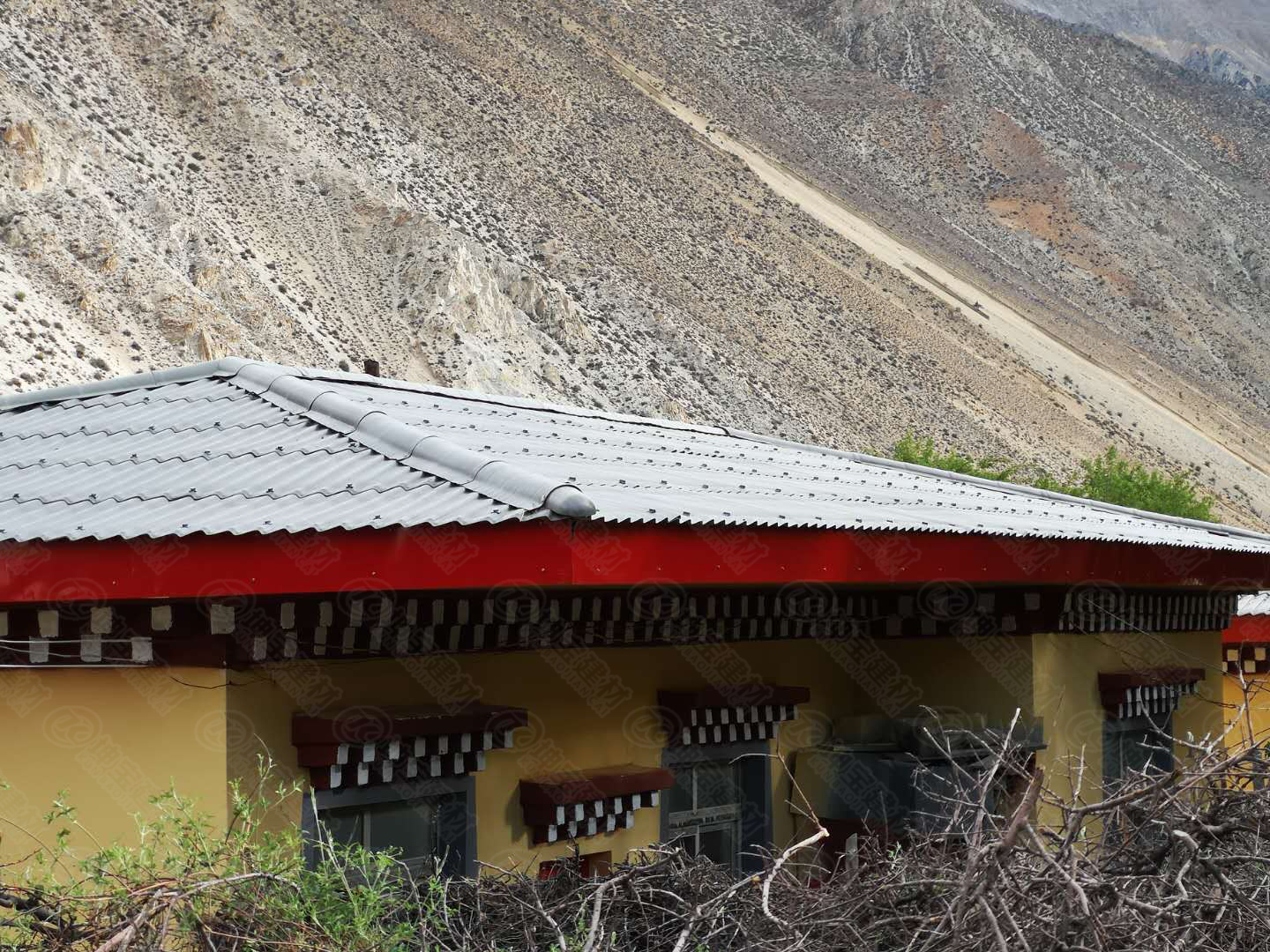 合成樹脂瓦廠家淺談:屋頂什么樣,這座城市就是什么樣!