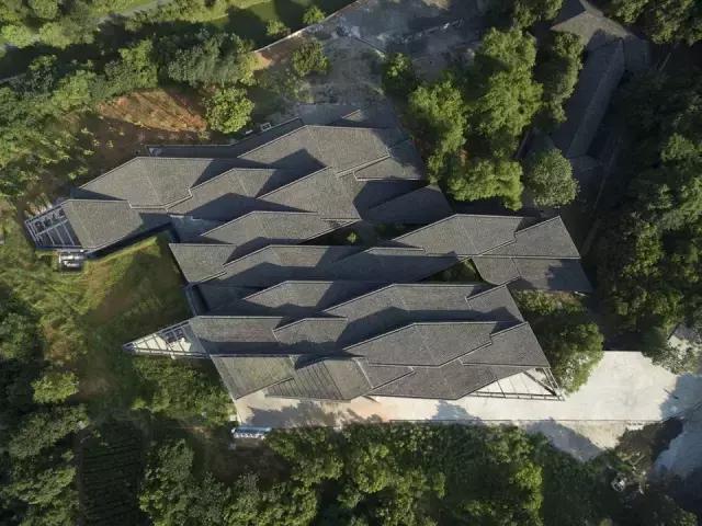 青瓦灰墻，高瓴飛檐，處處消磨時光